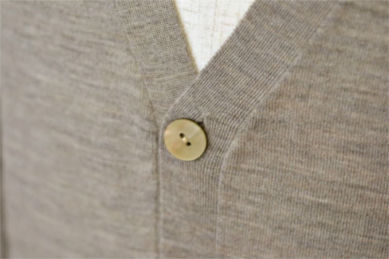 【Men's】EXTRA FINE MERINO WOOL V CARDIGAN / taupe（メンズ エクストラファインメリノウール　Vカーディガン / トープ）